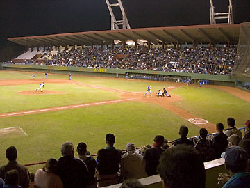 &copy;2005 Gary Robins "El beisbol cubana at Sancti Spiritus"