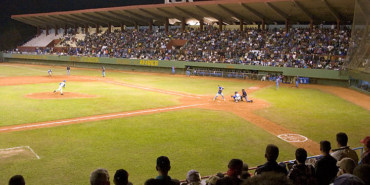 &copy;2005 Gary Robins "Baseball in Sancti Spiritus, Cuba"